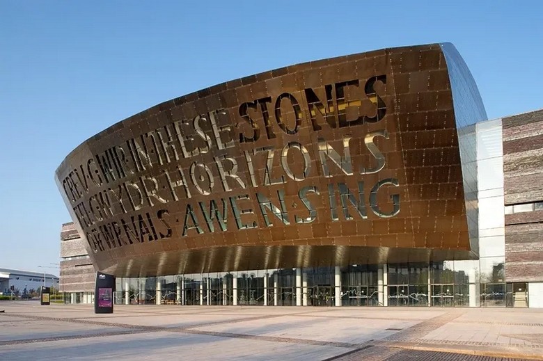 Wales Millennium Centre và tòa nhà Senedd bên vịnh Cardiff Bay