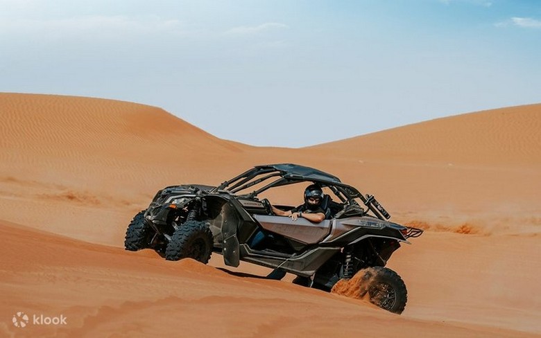 Xe 4x4 chạy trên cồn cát đưa khách ra trại sa mạc