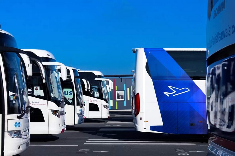 Xe buýt shuttle miễn phí đưa khách từ bãi đỗ xe vào Mont Saint-Michel