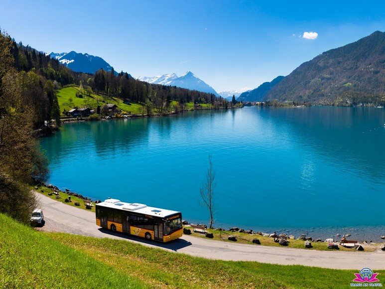 Xe buýt tuyến 103 chạy dọc bờ hồ Brienz hướng về làng Iseltwald