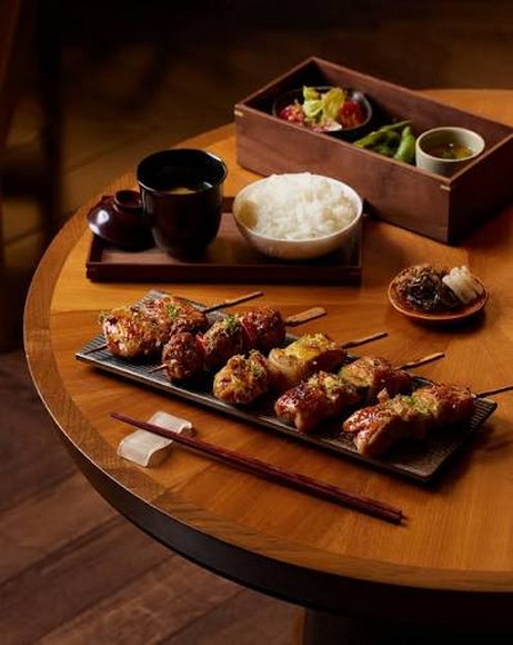 Xiên souvlaki nướng trên bếp than cùng bánh pita và sốt tzatziki
