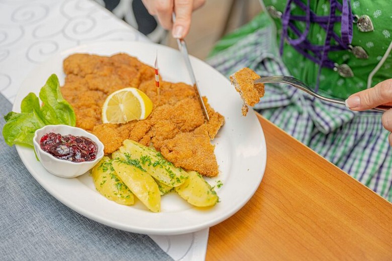 Đĩa Wiener Schnitzel với lát chanh và salad khoai tây kiểu Áo