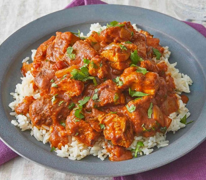 Đĩa chicken tikka masala sốt kem cà chua ăn kèm cơm và bánh naan