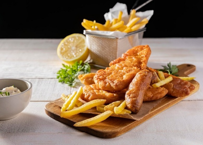 Đĩa fish and chips kiểu Anh kèm chanh và sốt tartar