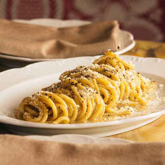 Đĩa pasta cacio e pepe với phô mai pecorino và tiêu đen