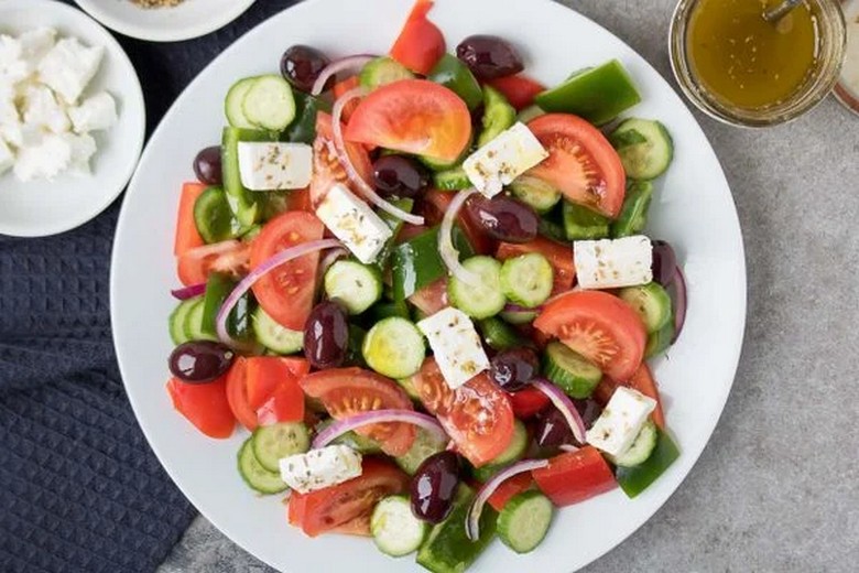Đĩa salad horiatiki với khối feta nguyên tảng và ô liu đen