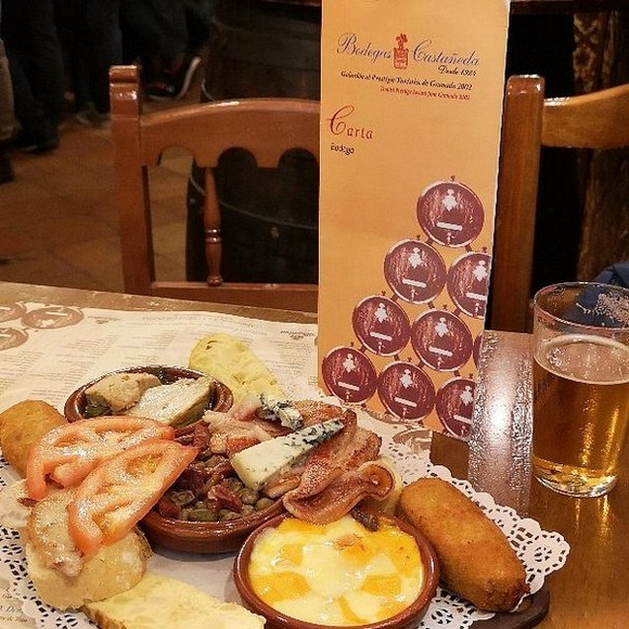 Đĩa tapas miễn phí kèm ly bia tại một quán bar ở Granada