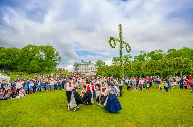  Người dân Stockholm ngồi ngoài trời tận hưởng ánh sáng ban đêm mùa hè