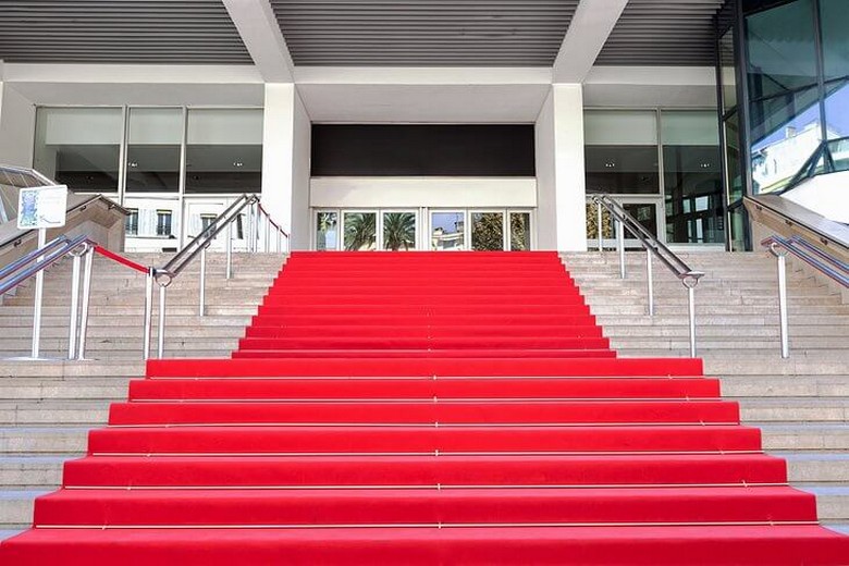 Thảm đỏ và cầu thang Palais des Festivals nơi tổ chức liên hoan phim Cannes