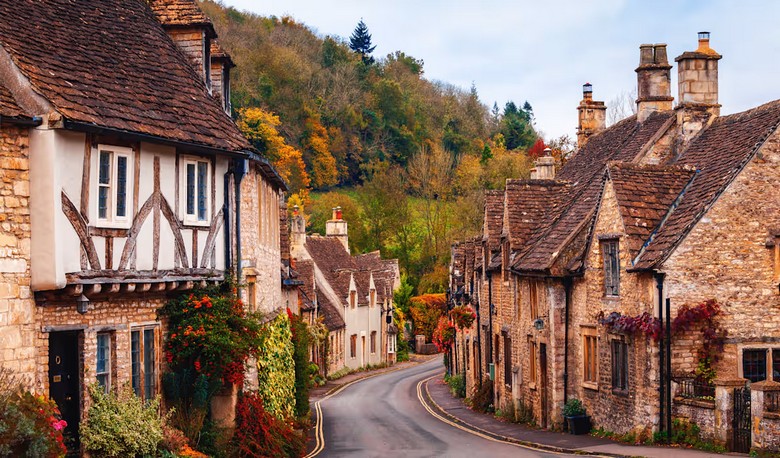 Đồi cỏ Cotswolds với tường đá xếp khô chạy dọc sườn