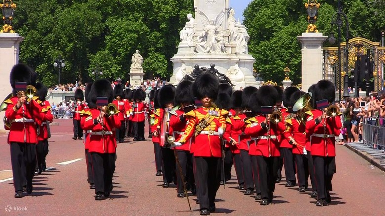 Đội gác mới diễu hành trên phố Birdcage Walk hướng về cung điện Buckingham