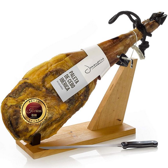 Đùi jamón ibérico treo trên giá gỗ tại cửa hàng chuyên biệt
