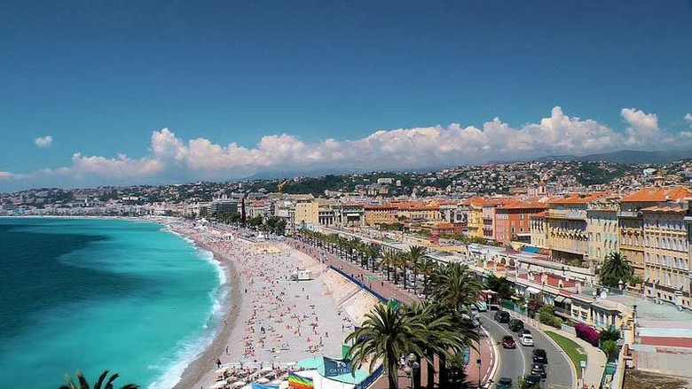 Đại lộ Promenade des Anglais ven biển ở Nice