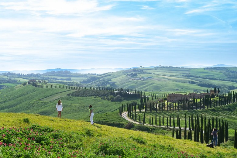Đồi nho và làng cổ vùng Tuscany nhìn từ xa