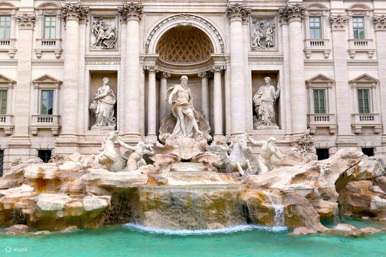 Đài phun nước Trevi rực sáng buổi tối ở Rome