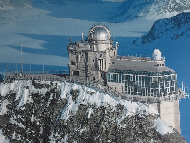 Đài quan sát Sphinx trên đỉnh Jungfraujoch nhìn xuống sông băng Aletsch trải dài