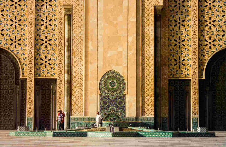 Đại sảnh cầu nguyện bên trong thánh đường Hassan II với trần chạm khắc