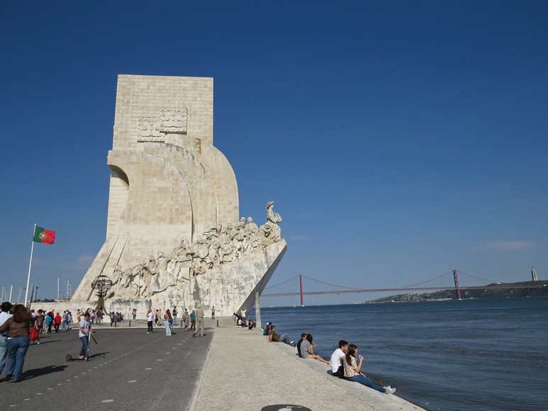Đài tưởng niệm Padrão dos Descobrimentos hình mũi tàu bên sông Tagus