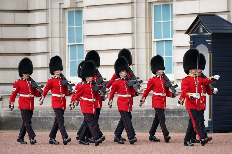 Đội vệ binh mũ lông gấu trong lễ đổi gác trước cung điện Buckingham