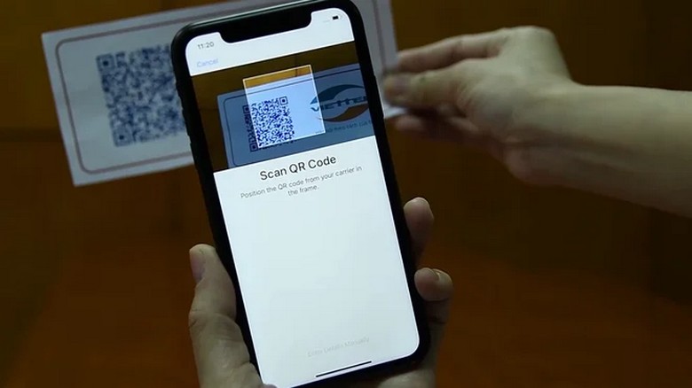 Điện thoại hiển thị màn hình quét mã QR kích hoạt eSIM