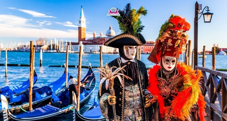 Đám đông du khách hóa trang tụ tập tại quảng trường San Marco trong buổi chiều mùa đông