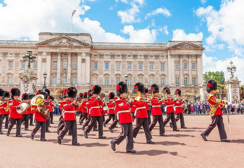 Đám đông du khách miễn phí xem lễ đổi gác trước cung điện Buckingham