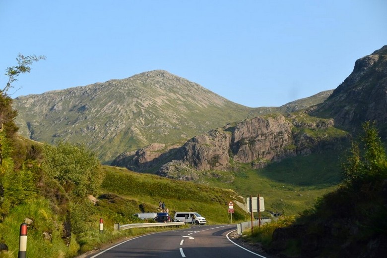 Đường A82 uốn lượn qua thung lũng Glencoe