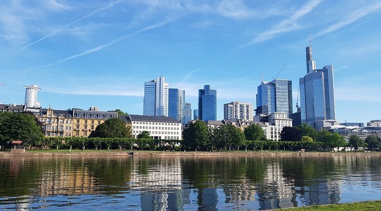 Đường chân trời Mainhattan của Frankfurt nhìn từ sông Main