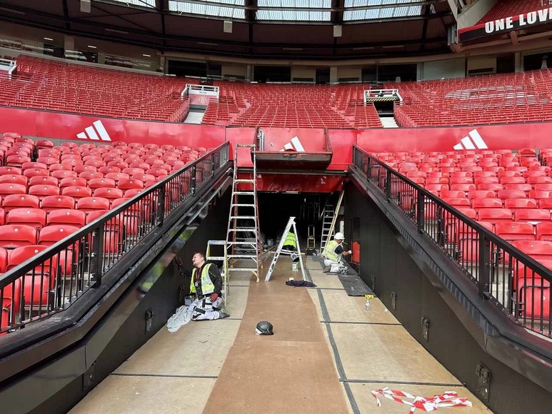Đường hầm cầu thủ dẫn ra sân Old Trafford