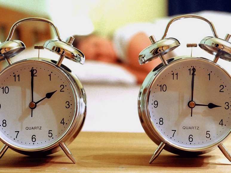 Đồng hồ hai múi giờ Hà Nội và châu Âu