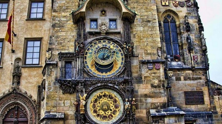 Đồng hồ thiên văn Prague trên tường tòa thị chính cổ