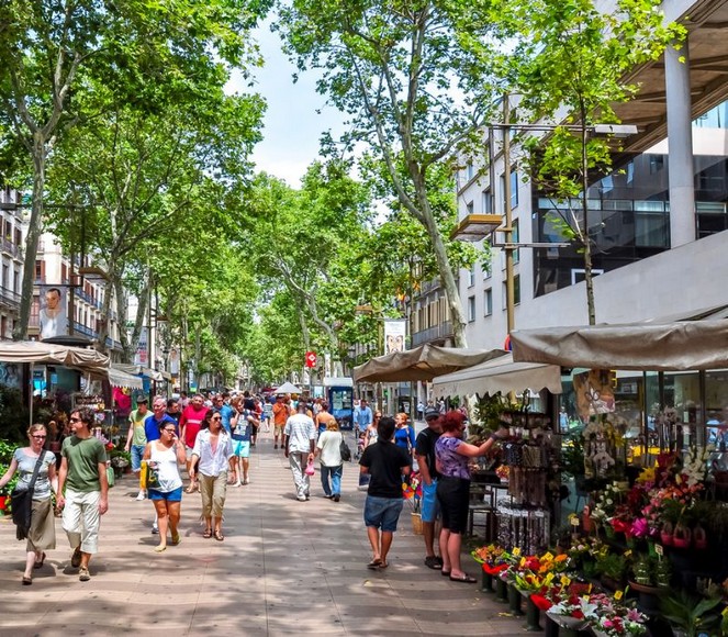 Đường phố đông đúc khu La Rambla ở Barcelona
