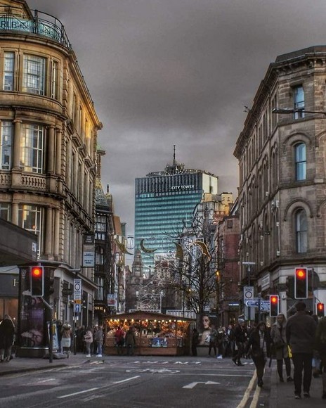  Đường phố Manchester sau cơn mưa nhẹ với mặt đường phản chiếu