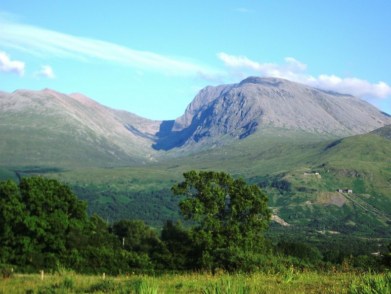 Đỉnh Ben Nevis nhìn từ thị trấn Fort William