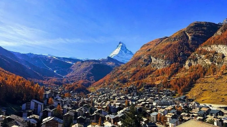 Đỉnh Matterhorn hình kim tự tháp nổi bật trên nền trời xanh nhìn từ trung tâm làng Zermatt