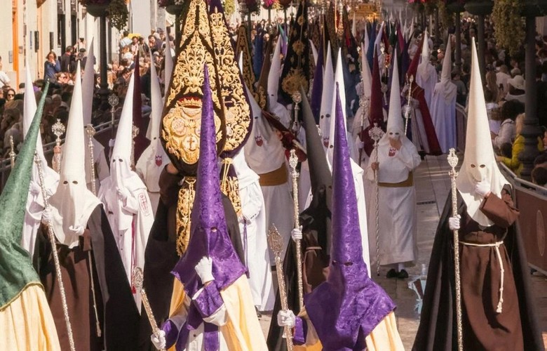 Đoàn diễu hành nazarenos trong lễ Semana Santa tại Seville