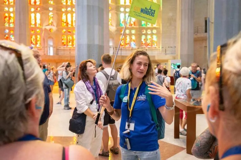 Đoàn khách Euro Trip tham quan Sagrada Familia cùng hướng dẫn viên tiếng Việt