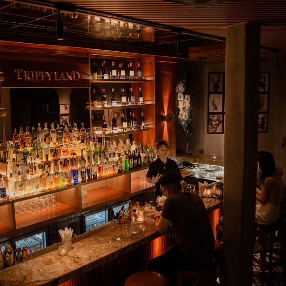 Đoàn khách Hà Nội đứng quây quần quanh quầy bar nếm thử tapas