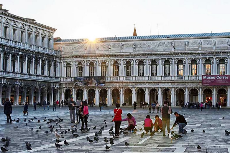  Đoàn khách Hà Nội đi dạo quảng trường San Marco