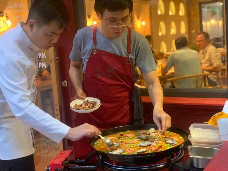 Đoàn khách Hà Nội cùng chia sẻ bàn tapas tại nhà hàng Tây Ban Nha