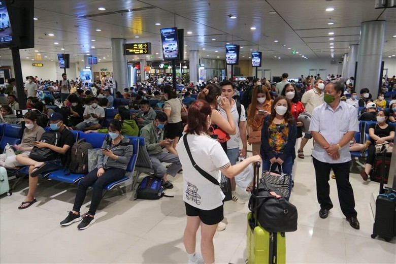 Đoàn khách Hà Nội cùng hướng dẫn viên tại sân bay chuẩn bị lên đường