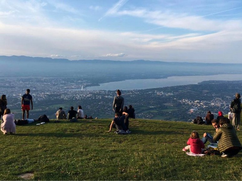 Đoàn khách Hà Nội chụp ảnh bên hồ Geneva