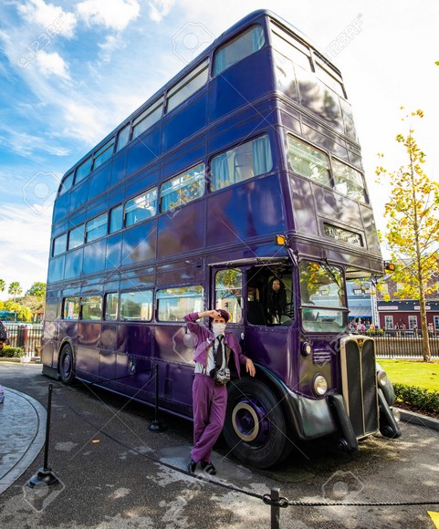 Xe buýt điện đưa khách từ ga Watford Junction đến Warner Bros. Studio Tour