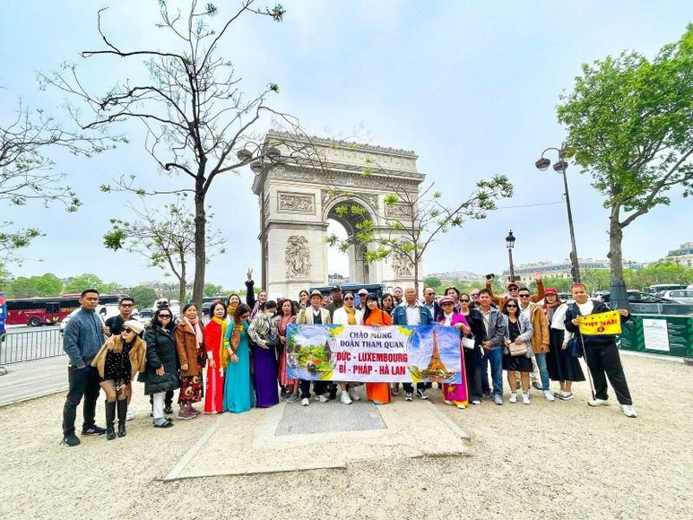 Đoàn khách Hà Nội chụp ảnh lưu niệm trong tour châu Âu dịp lễ 2/9