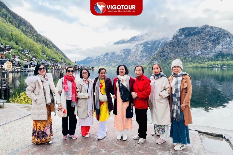 Đoàn khách Hà Nội chụp ảnh nhóm bên một hồ nước trong vùng Salzkammergut