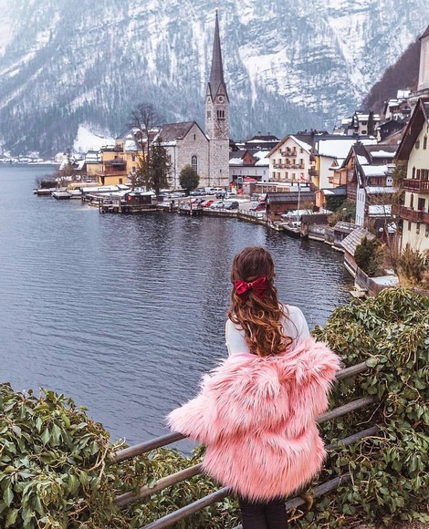 Đoàn khách Hà Nội chụp ảnh nhóm tại góc chụp kinh điển của Hallstatt