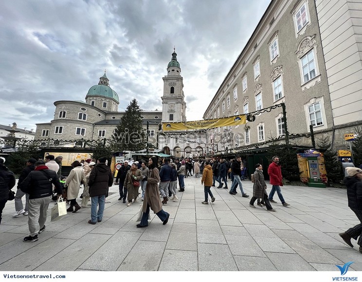 Đoàn khách Hà Nội chụp ảnh nhóm trước phố cổ Salzburg