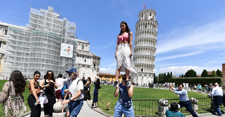 Đoàn khách Hà Nội chụp ảnh nhóm trước tháp nghiêng Pisa