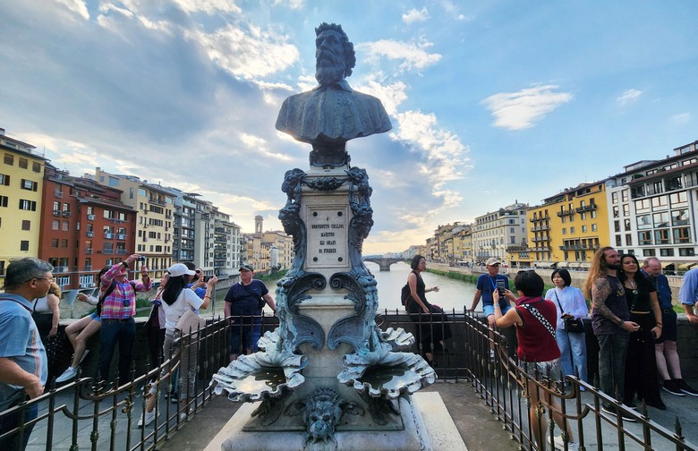 Đoàn khách Hà Nội chụp ảnh trên cầu Ponte Vecchio