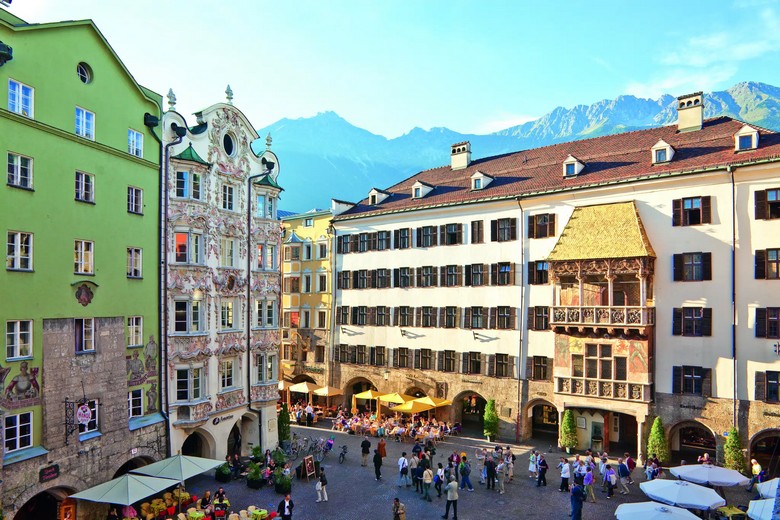 Đoàn khách Hà Nội chụp ảnh trước Mái Vàng ở Innsbruck